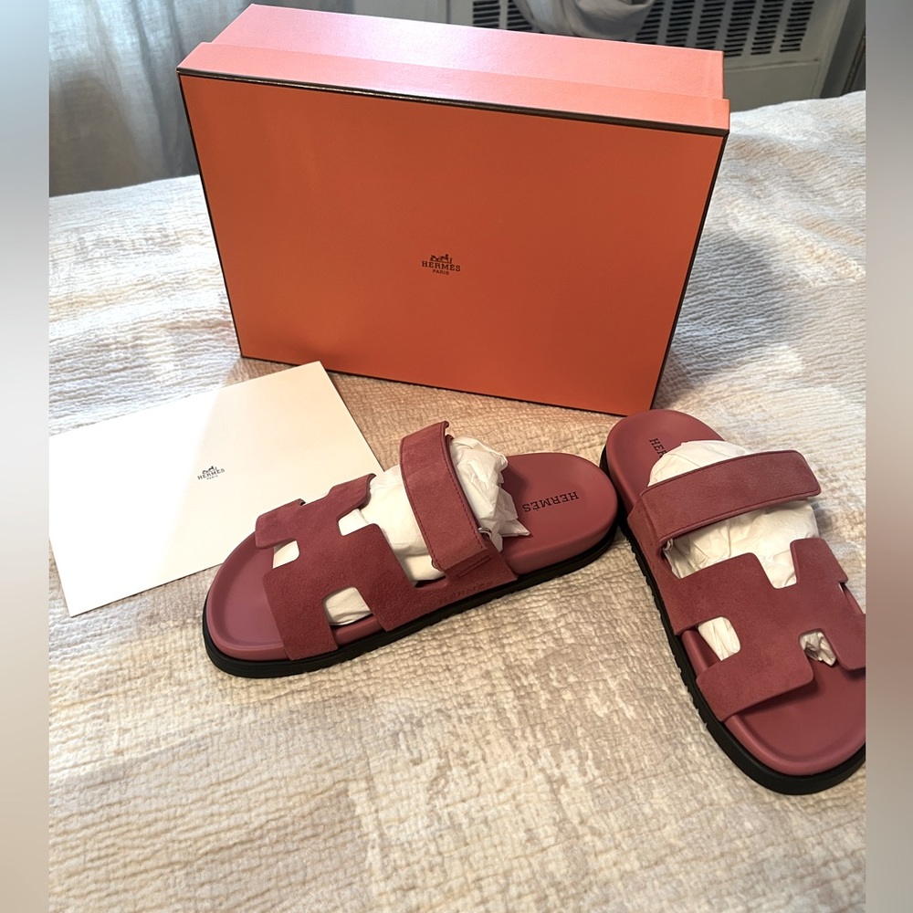 These run small They are 37.5 however fit a 36.5! Hermes chypre sandal